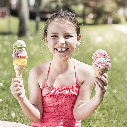 Kind isst ein Eis im Sommer im Thermenhotel Vier Jahreszeiten