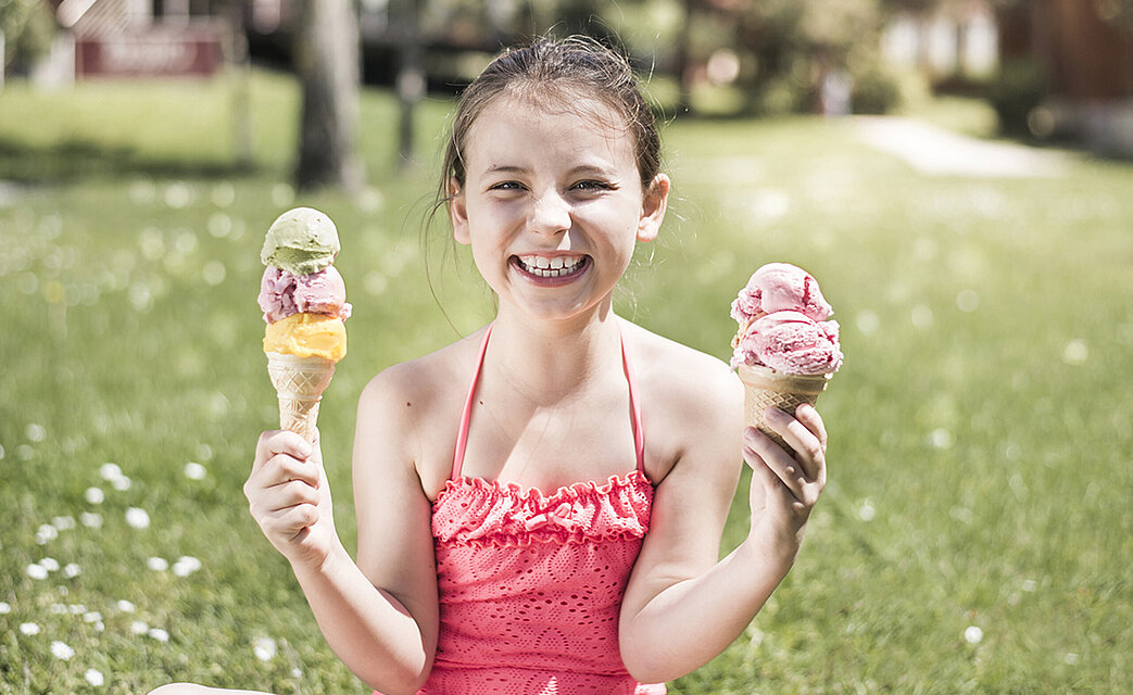 child eating ice cream at the outdoor area of Thermenresort Loipersdorf