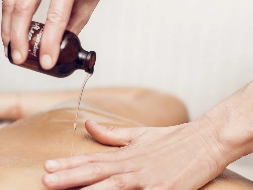 Massage mit hochwertigem Öl im Thermenhotel Vier Jahreszeiten