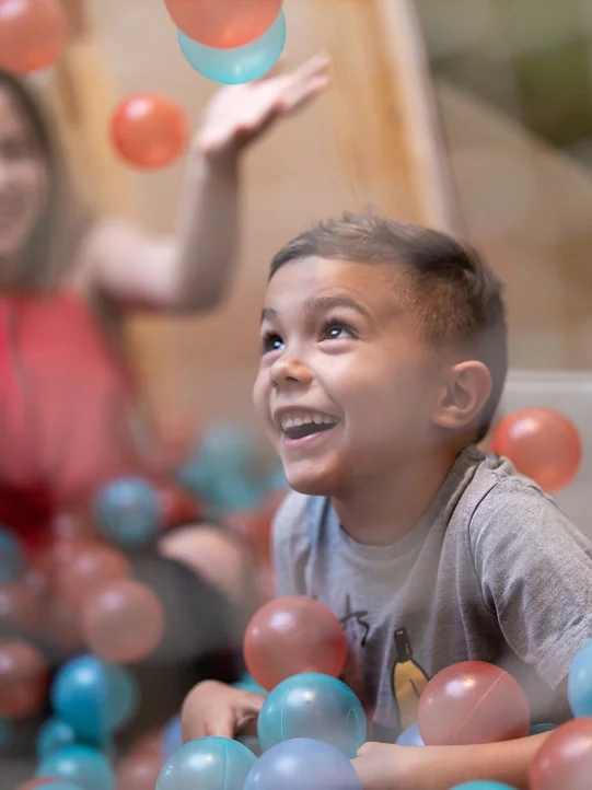 Kinder spielen im Bällebad im Thermenhotel Vier Jahreszeiten
